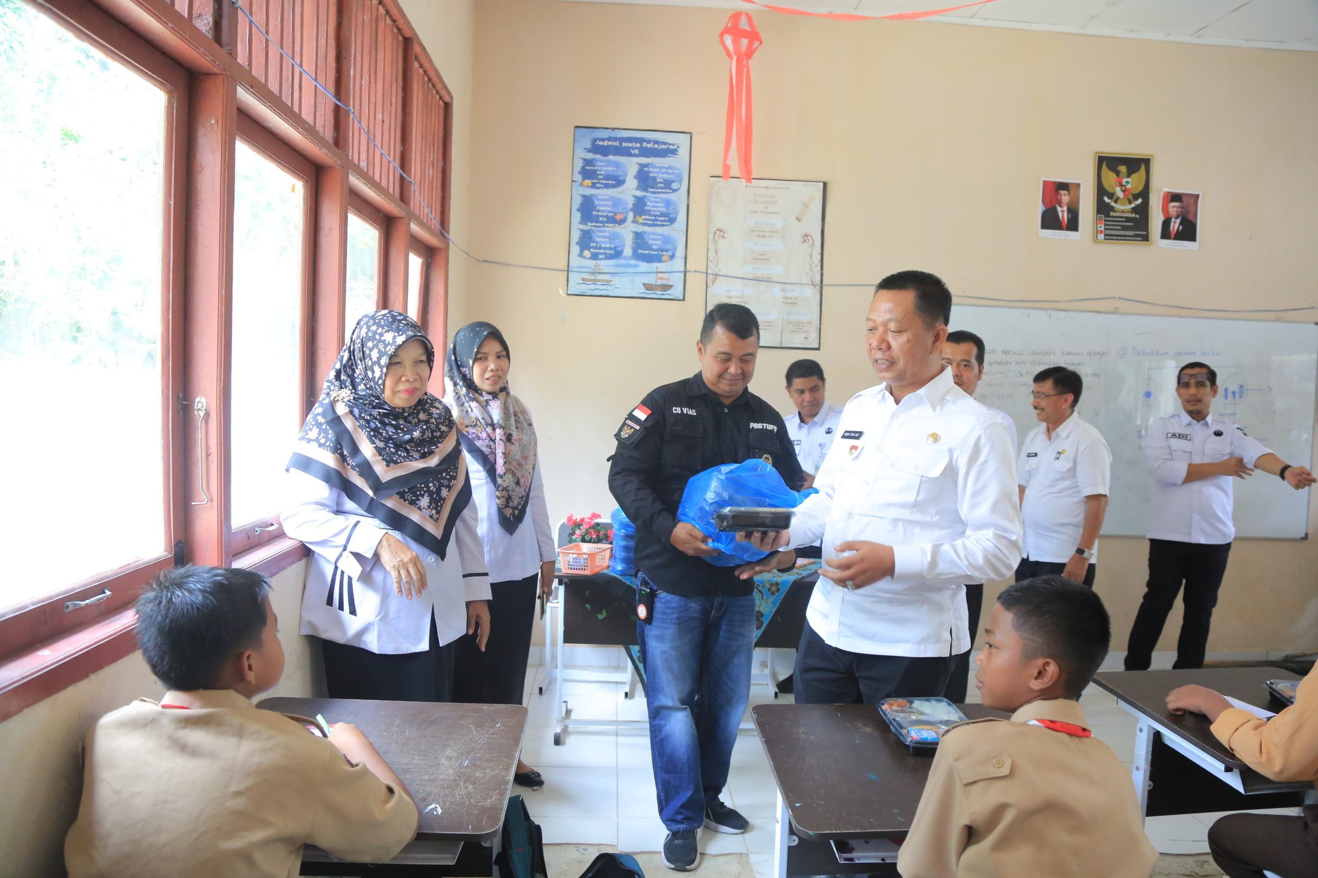 Ratusan Peserta Didik di SDN 185 dan SMPN 49 Pekanbaru Terima Makan Siang Gratis