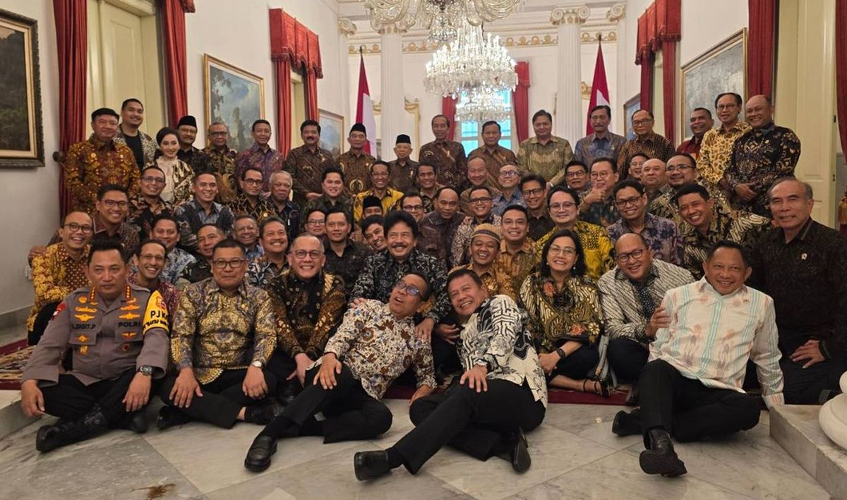 Makan Siang Terakhir di Istana, Jokowi Perpisahan dengan Para Menteri dan Ditutup Foto Bersama