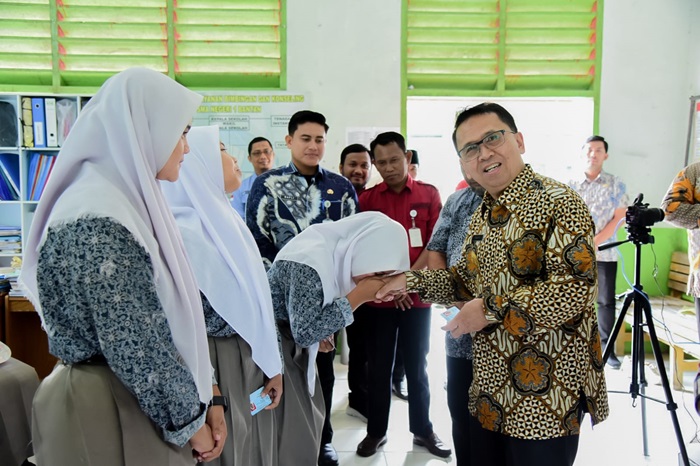 Pjs Bupati Bengkalis Larang Siswa SMA Upload KTP di Medsos