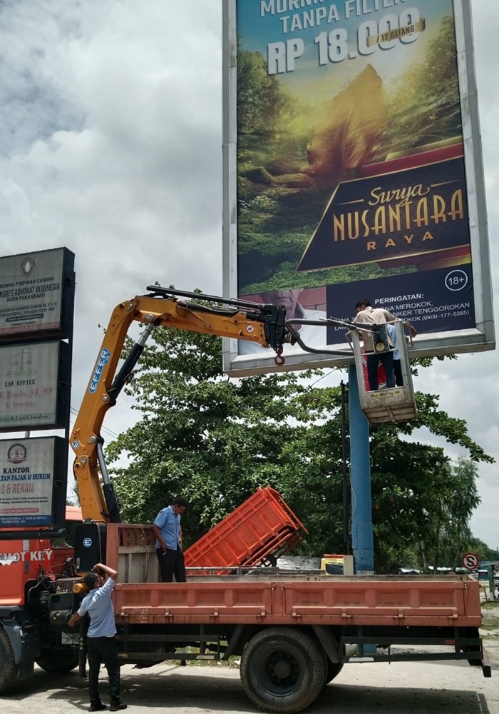 Dilarang Tayangkan Iklan! Bapenda Pekanbaru Tempel Stiker di Ratusan Tiang Reklame