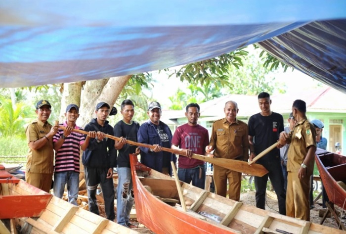 Pjs Bupati Meranti Serahkan Bantuan 2 Unit Kapal dan 8 Sampan Untuk Kelompok Nelayan