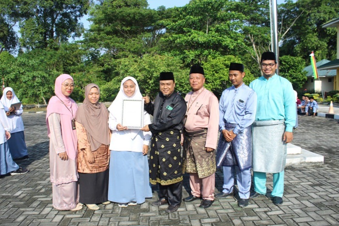Luar Biasa, Ustadz H. Nizamul Muluk Serahkan Sertifikat  5 Anak Berprestasi