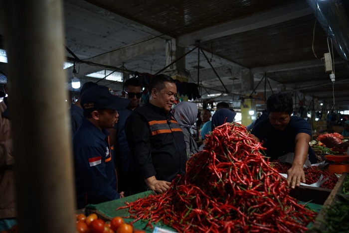 Kunjungi Pasar Rakyat Rengat, Cawagubri SF Hariyanto Cek Harga Bahan Pokok