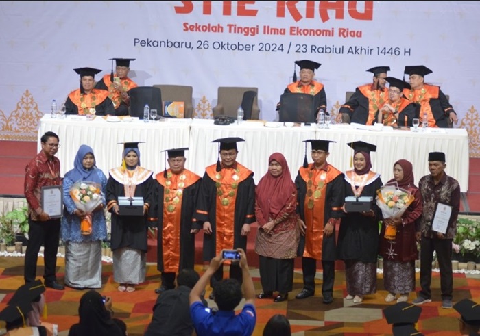 Ul-Fa Niah dan Selvya Anangky Pemuncak Wisuda S2 dan S1 STIE Riau