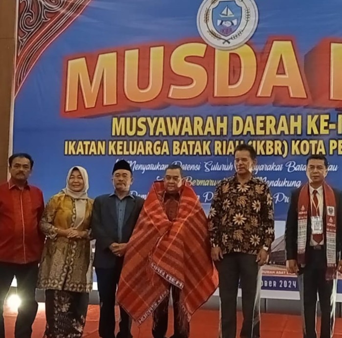 Calon Walikota Pekanbaru P4TEN Dipasangi Ulos Saat Musda IKBR