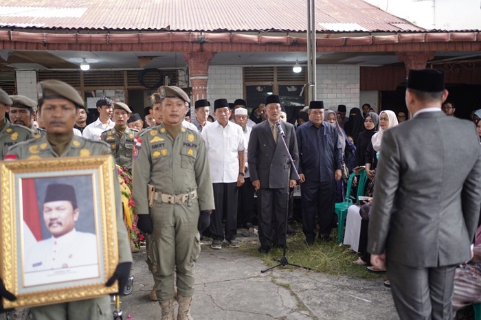 Diiringi Pj Gubri, Pejabat, Kerabat dan Keluarga, Jenazah Raja Yoserizal Zen Dimakamkan di TPU Kampung Gobah