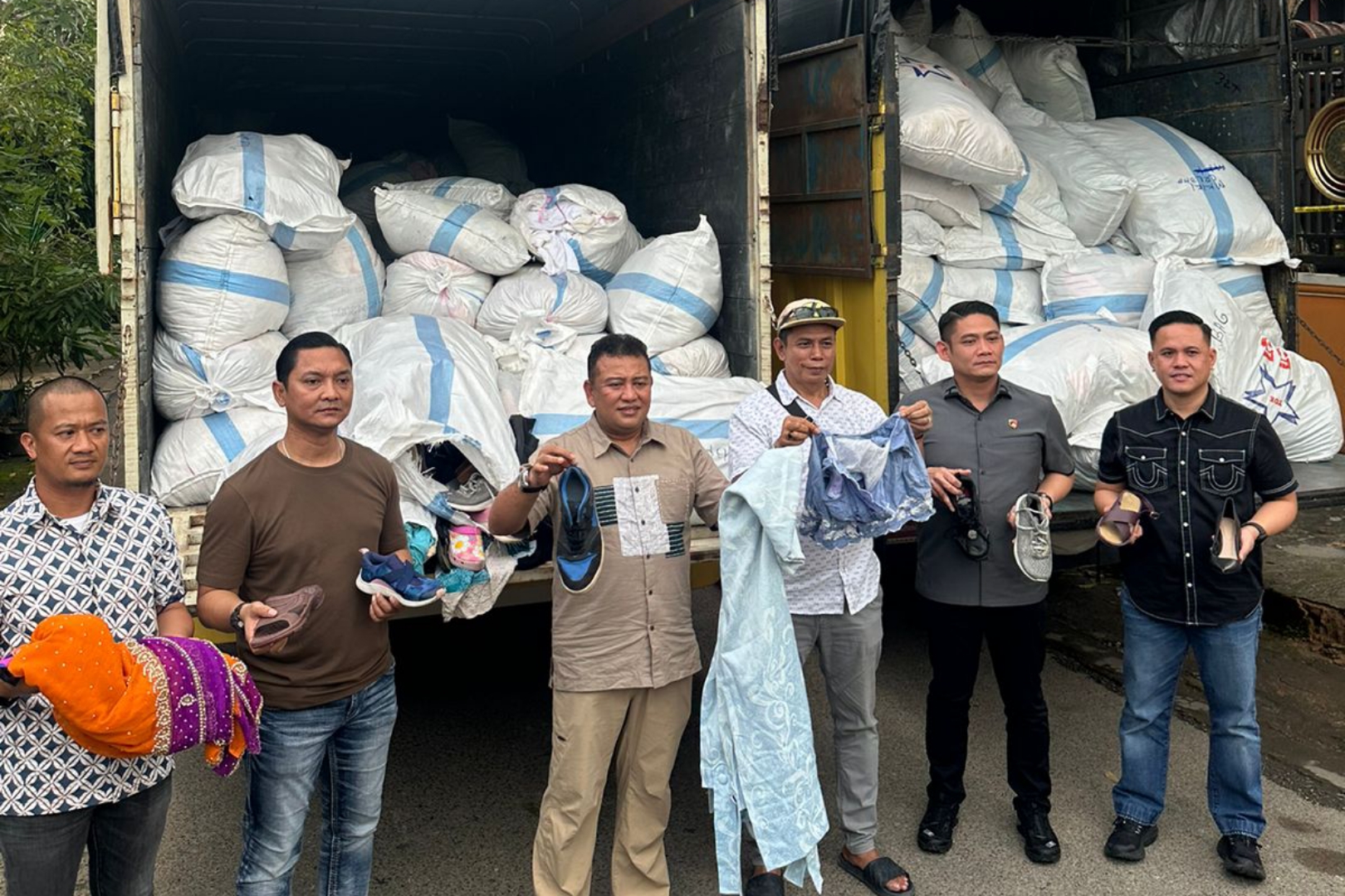 Atensi Program 100 Hari Presiden, Ditreskrimsus Polda Riau Gerebek Gudang Pakaian Bekas Impor Ilegal