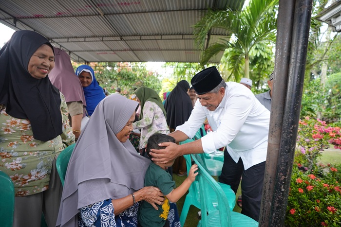 Alfedri Paparkan Beasiswa PKH dan Penerangan Jalan di Kampung Banjar Seminai