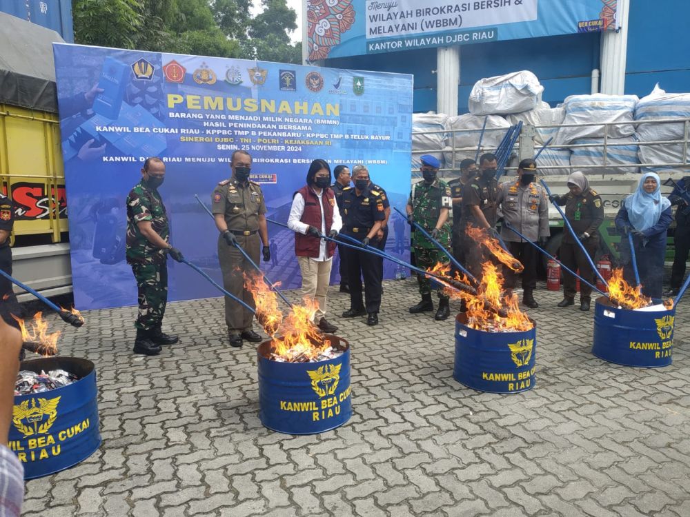 Bea Cukai Musnahkan Barang Ilegal Senilai Rp44 Miliar di Riau, Ada 17 Juta Batang Rokok Hingga Alat Bantu Sex