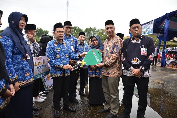 BRK Syariah Serahkan 2 Unit Ambulans untuk Puskesmas Tembilahan Kota dan Benteng