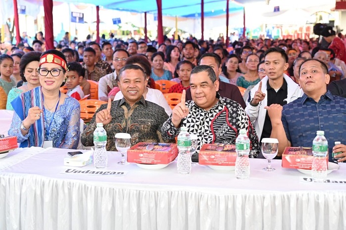 Masyarakat Batak HKBP Sukajadi Memberikan Abdul Wahid Ulos Sebagai Bentuk Dukungan Pilgubri