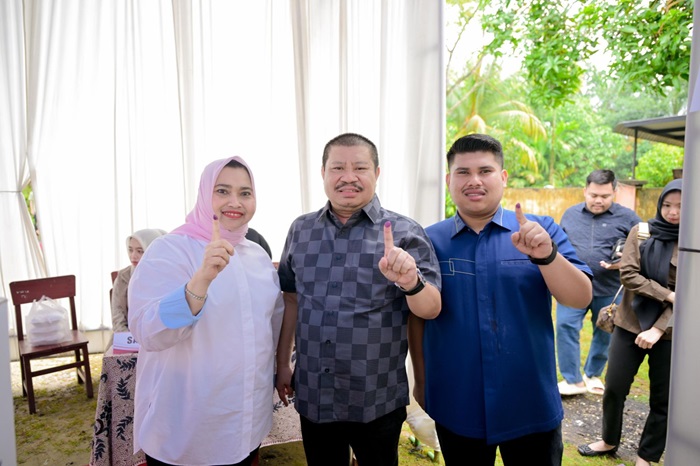 Bupati Kasmarni, Amril dan Wakil Ketua DPRD M. Arsya Mencoblos di TPS 03 Muara Basung
