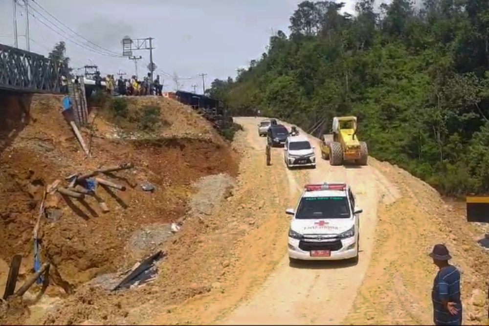 Jalan Lintas Sumbar-Riau Kembali Longsor, Ratusan Kendaraan Terjebak di Tanjung Alai Kampar