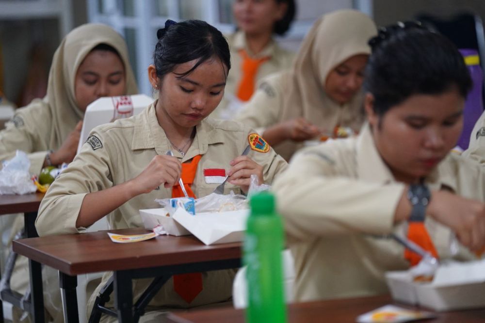 Pemprov Riau Gelar Simulasi Makan Siang Gratis di SMAN 8 dan SMKN 3 Pekanbaru, Siswa: Makannya Enak Tak Perlu Jajan Lagi