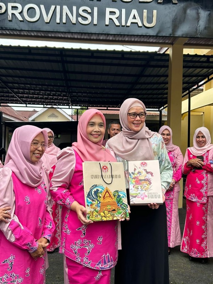 Jadi Pusat Kerajinan dan Makanan Khas Daerah, Ketua PWP Tingkat Pusat PT. PHR Puji Dekranasda Riau