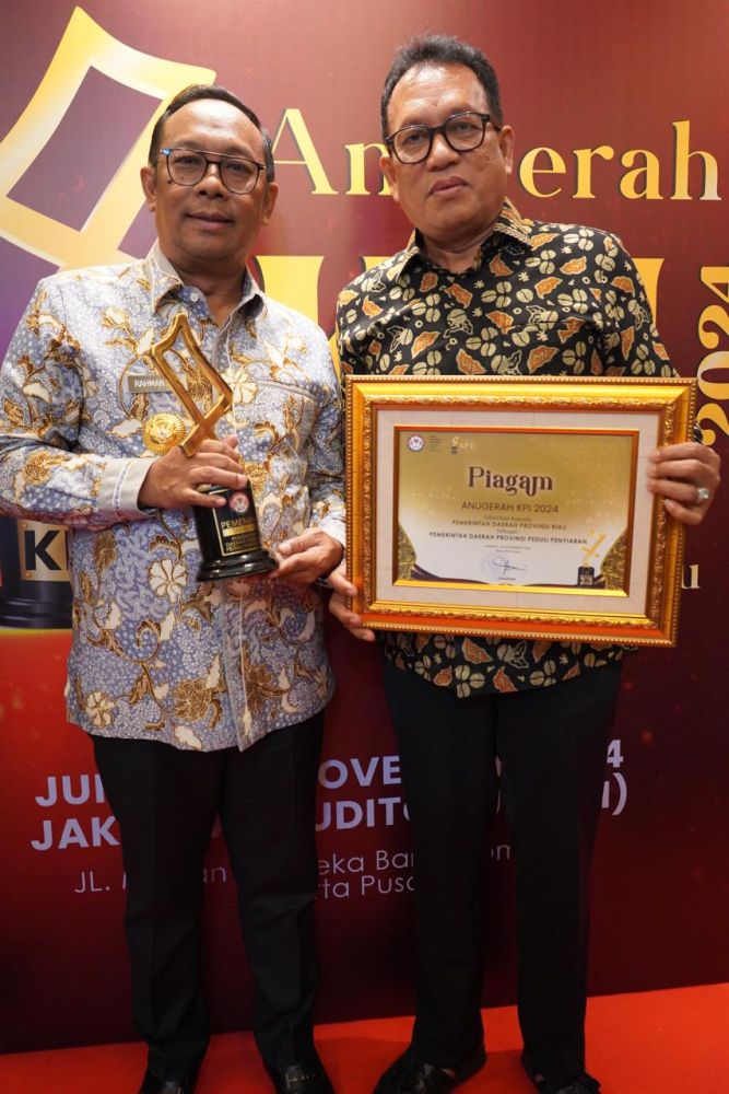Pj Gubri Terima Anugerah KPI 2024 Kategori Pemerintah Daerah Peduli Penyiaran