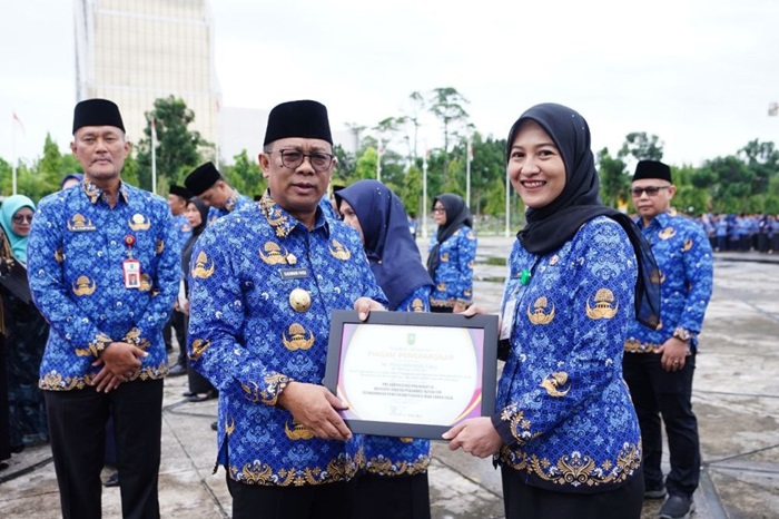 Pemprov Riau Beri Penghargaan 20 ASN Berprestasi, Ini Nama-namanya