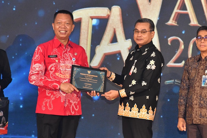 BRK Syariah Terima Award Sebagai Bank Mitra Penyedia Layanan Pembayaran Pajak Daerah
