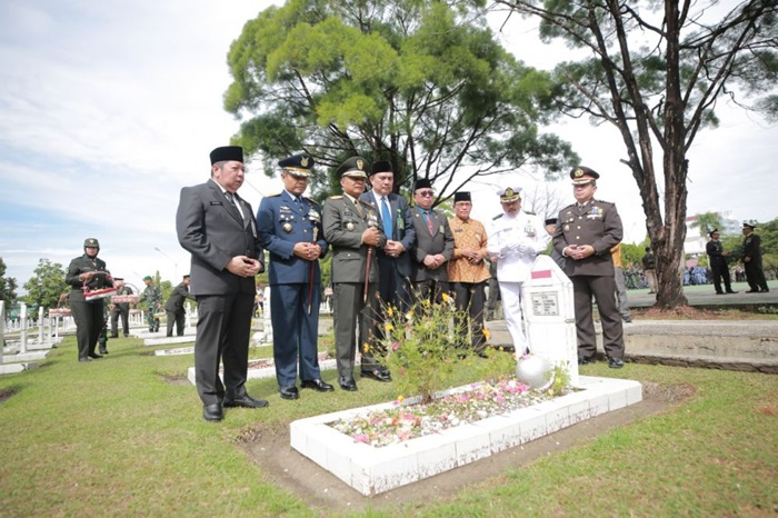 Upacara Hari Pahlawan dan Ziarah ke TMPN Kusuma Dharma, Ini Pesan Asisten I Zulkifli Syukur