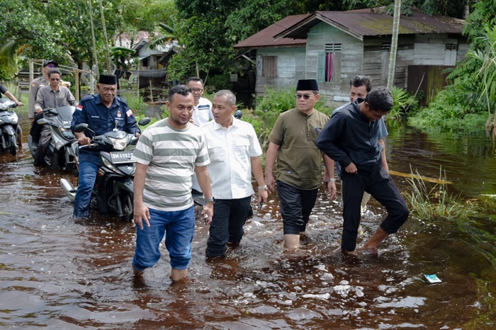 Wabup Bagus Santoso Tinjau TPS yang Kebanjiran di Teluk Latak