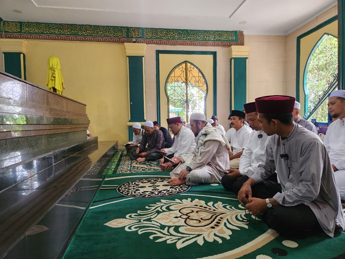 Sehari Jelang Pemilihan, Abdul Wahid Ziarah ke Makam Marhum Pekan