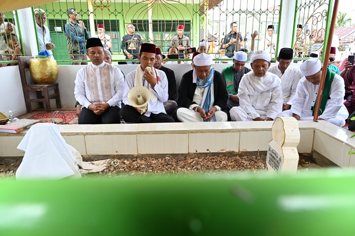 Berziarah ke Makam Syekh Rozali, UAS Yakin Kepemimpinan Wahid Mampu Merawat Tradisi Spiritual 