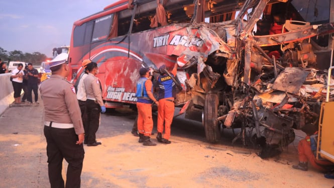 Bus Pariwisata Bawa Rombongan Siswa SMP Kecelakaan di Tol Pandaan-Malang, 4 Orang Tewas
