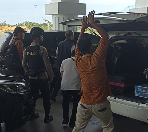 Geledah 2 OPD, KPK Bawa Kadishub Yuliarso Serta Sejumlah Koper dan Tas Ransel