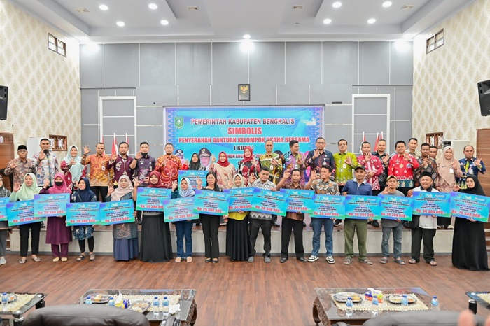 Bupati Kasmarni Serahkan Bantuan Untuk 17 KUBE di 4 Kecamatan