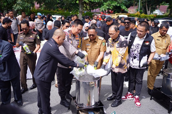 Polda Riau Musnahkan Barang Bukti Narkoba, Miras Hingga Knalpot Brong
