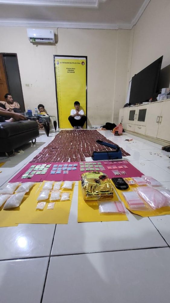 Waduh! Gerebek Kos-kosan, Polda Riau Temukan Barang Terlarang