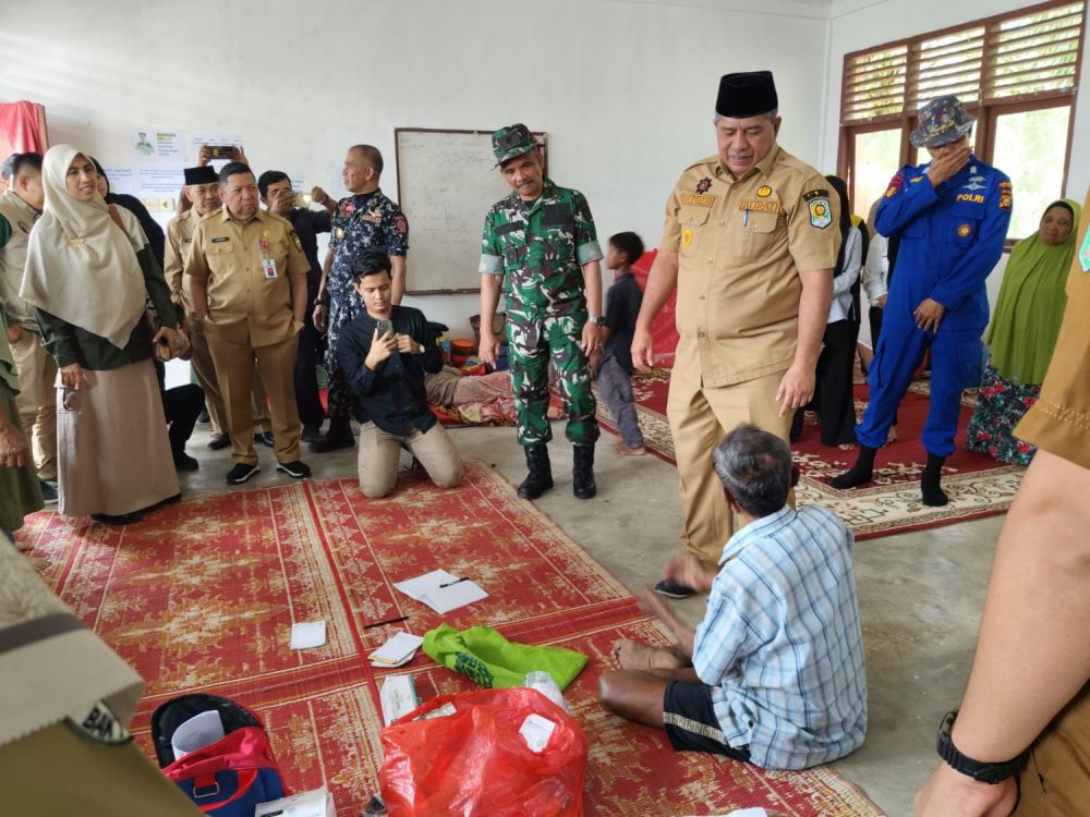 Pemprov Riau dan TNI Bantu Korban Banjir di Mempura Siak, 7 Ton Beras dan 150 Kardus Mi Instan Disalurkan