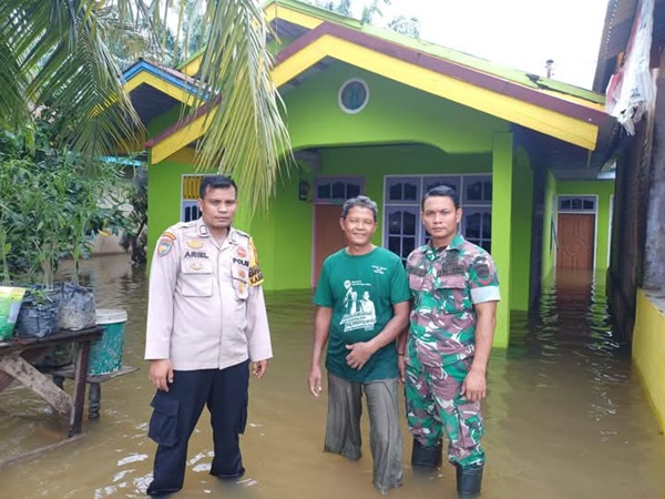 PLTA Tambah Bukaan Pintu Air, Babinsa Koramil 06 Siak Hulu Himbau Warga Waspada