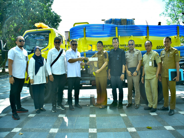 Kementerian PU Hibahkan Mobil Tinja, Pj Bupati Kampar Siap Optimalkan Penggunaan