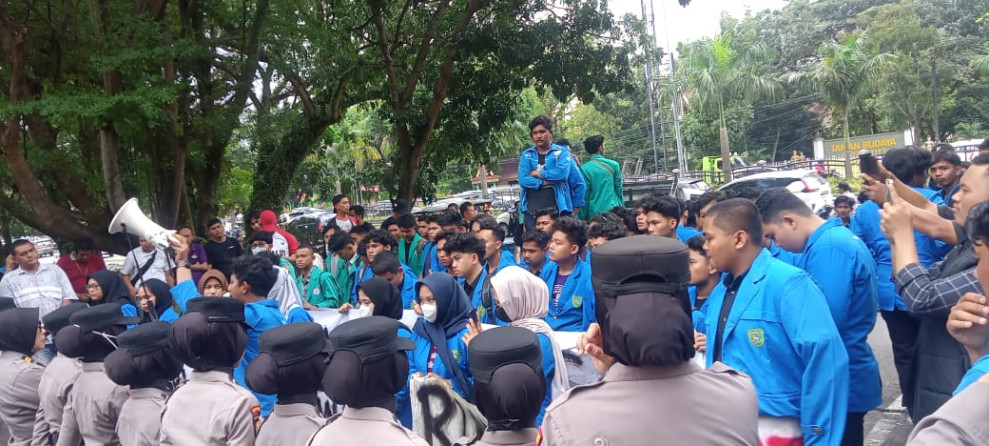 Ribuan Mahasiswa BEM se-Riau dan HMI Demo DPRD Riau Protes Kebijakan Pemerintah
