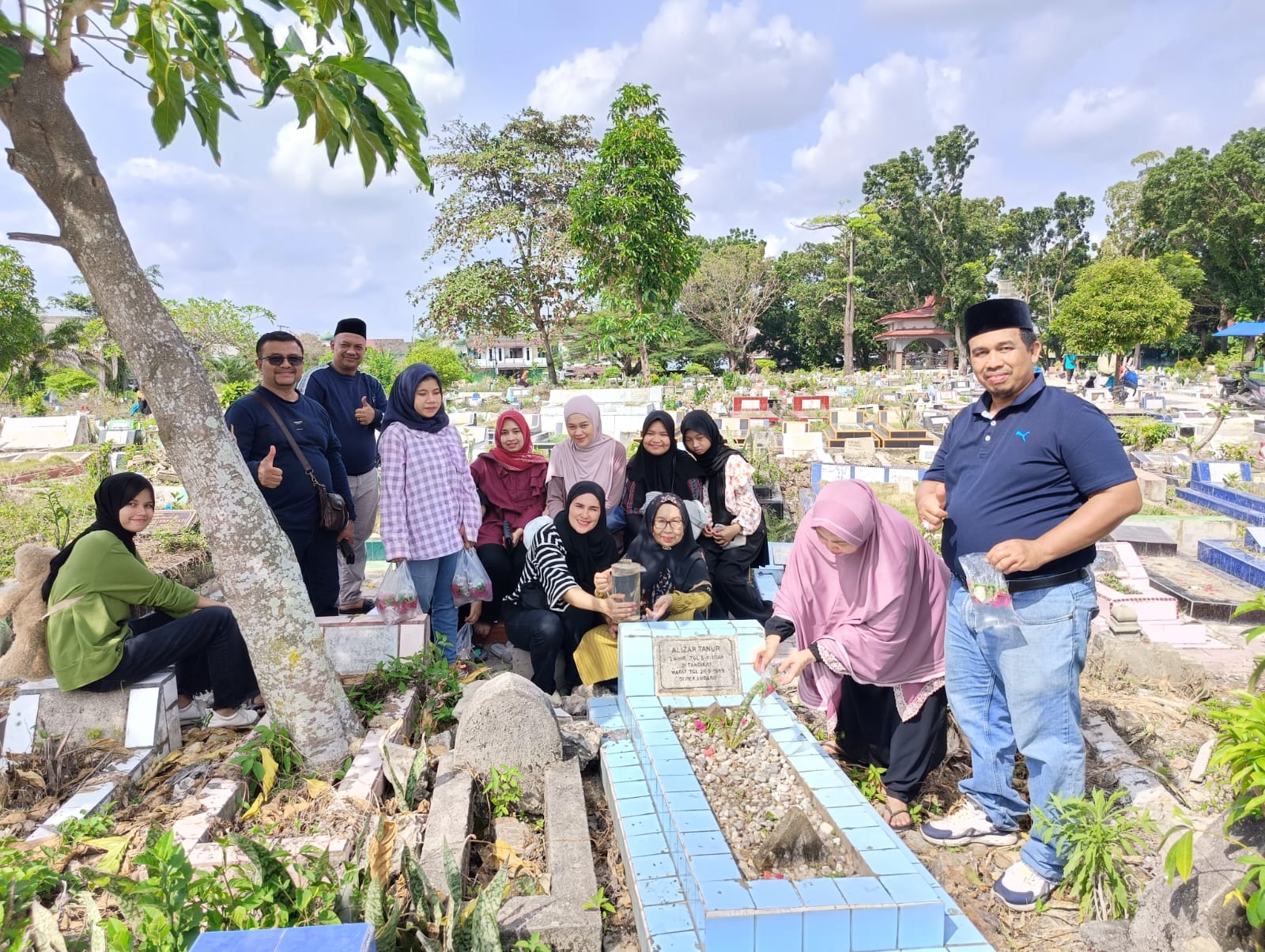 Harum Bunga Pusara dan Doa Warnai Senja Jelang Ramadan