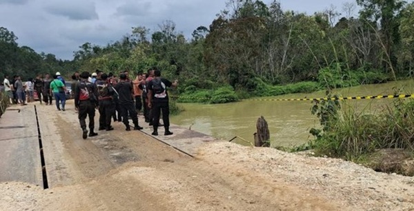 Ngeri! Mobil Angkutan Pekerja di Pelalawan Terjun ke Sungai, 3 Balita Tewas dan 12 Lainnya Hilang