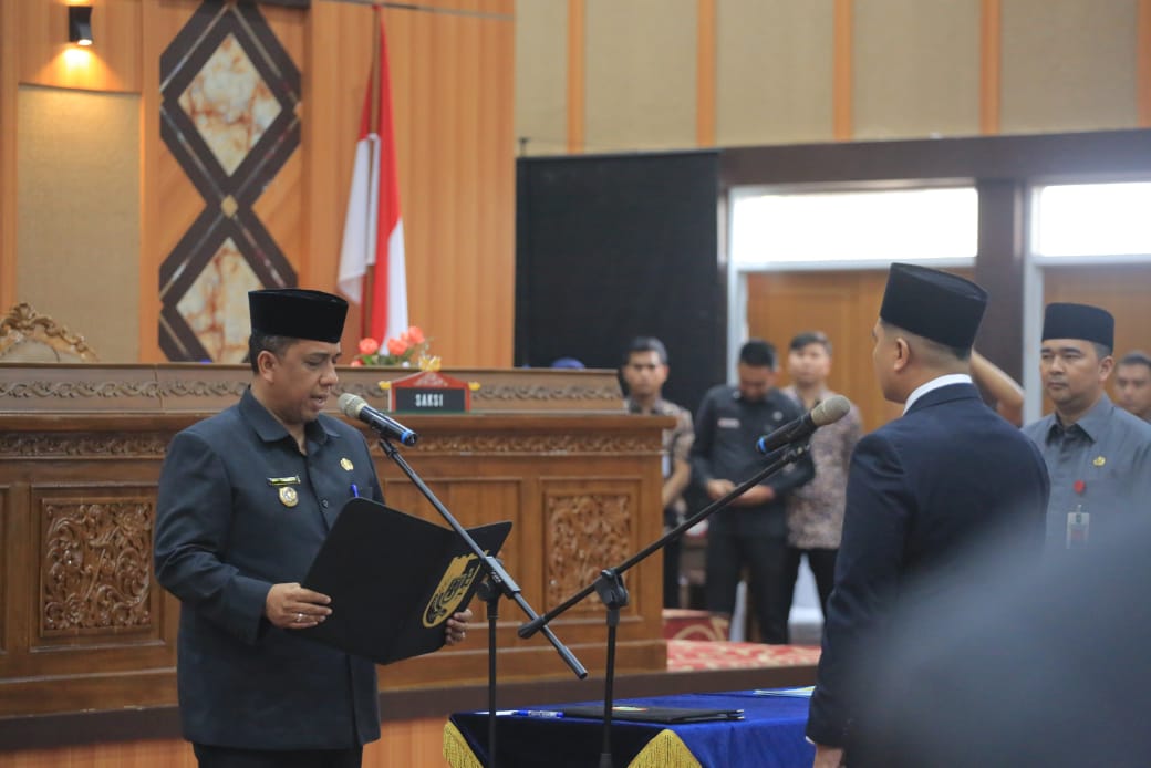 Roni Rakhmat Lantik Zulhelmi Arifin Sebagai Pj Sekdako Pekanbaru