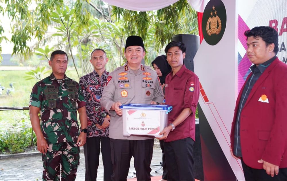 Sambut Ramadan, Kapolda Riau Salurkan 2.250 Paket Sembako Untuk Mahasiswa