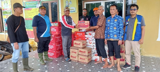 Peduli Masyarakat, Kadis Kominfo Asahan Beri Bantuan Musibah Banjir Pada Masyarakat Desa Sei Dua Hulu