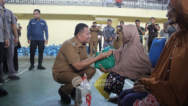 Pemkab Asahan Serahkan Bantuan Beras Kepada 1.000 Kaum Dhuafa