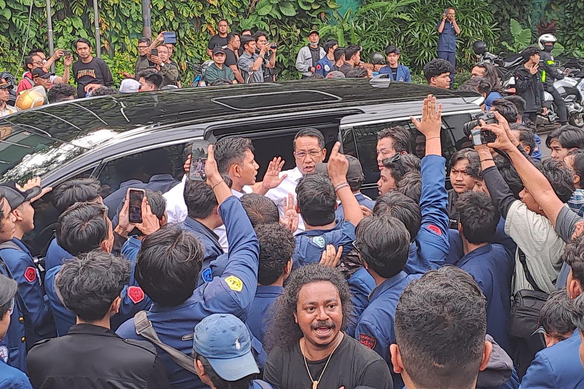 Demo Tolak Revisi UU TNI di DPR, Mahasiswa Hadang dan Paksa Menteri Hukum Keluar Mobil