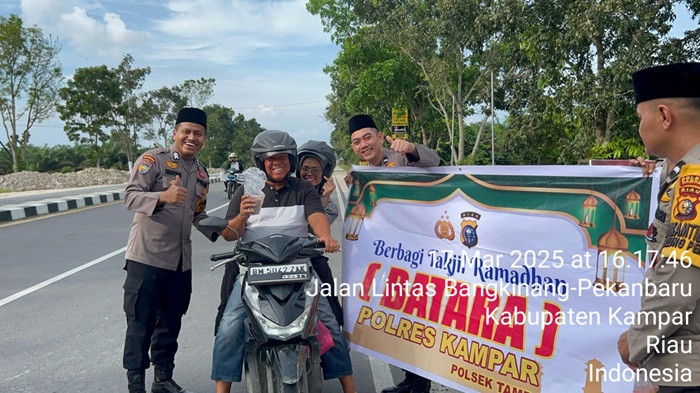 Polsek Tambang Berbagi Takjil Gratis pada Masyarakat Pengguna Jalan
