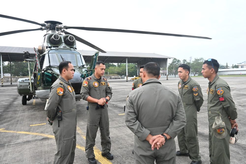 Operasi Kemanusiaan, TNI AU Lanud Roesmin Nurjadin Gunakan Helikopter Pantau Banjir di Pelalawan