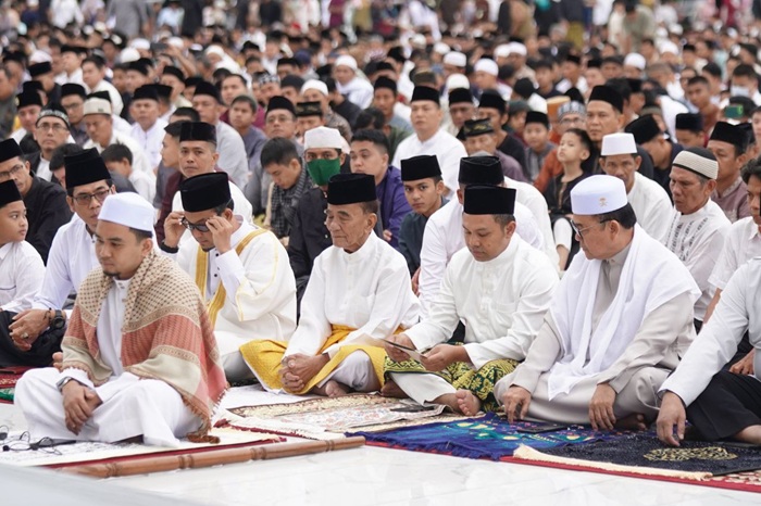 Diapit RZ dan Annas Maamun, Gubri Wahid Shalat Ied Bersama Ribuan Warga di Masjid Annur    