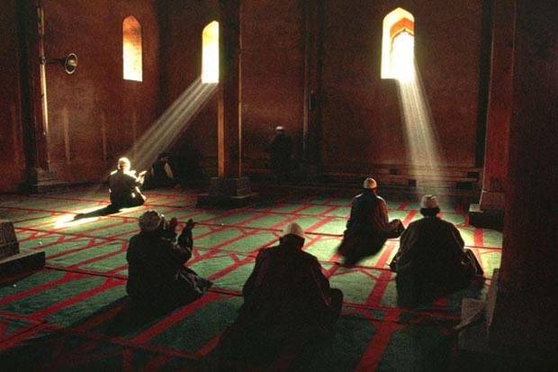 Ustad Adi Hidayat: Dengan I'tikaf, Raih Malam Lailatul Qadar di 7 Malam Terakhir Ramadhan
