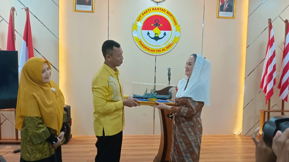 Bupati Natuna Cen Sui Lan Hadiri Pelepasan Tugas Danlanal Ranai