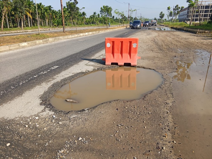 Jalan Sembilang Ujung Rusak Parah, Warga Minta Perhatian Gubri Abdul Wahid