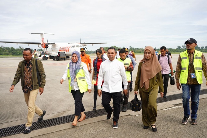 Gubri Wahid dan Istri Naik Pesawat Wings Air Perdana ke Rengat
