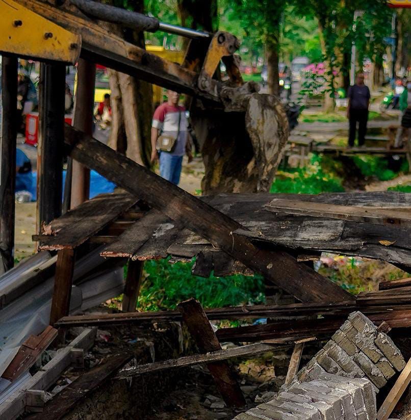 Tindaklanjuti Arahan Wali Kota, Dinas PUPR Pekanbaru Bongkar Bangunan Penyebab Banjir